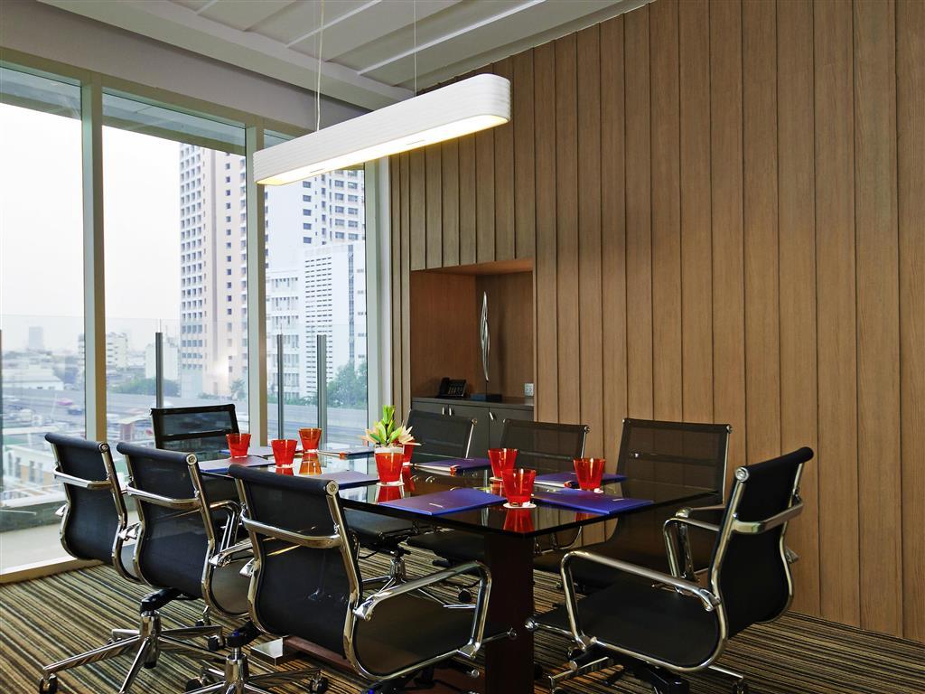 Hilton Garden Inn Bangkok Silom מראה חיצוני תמונה