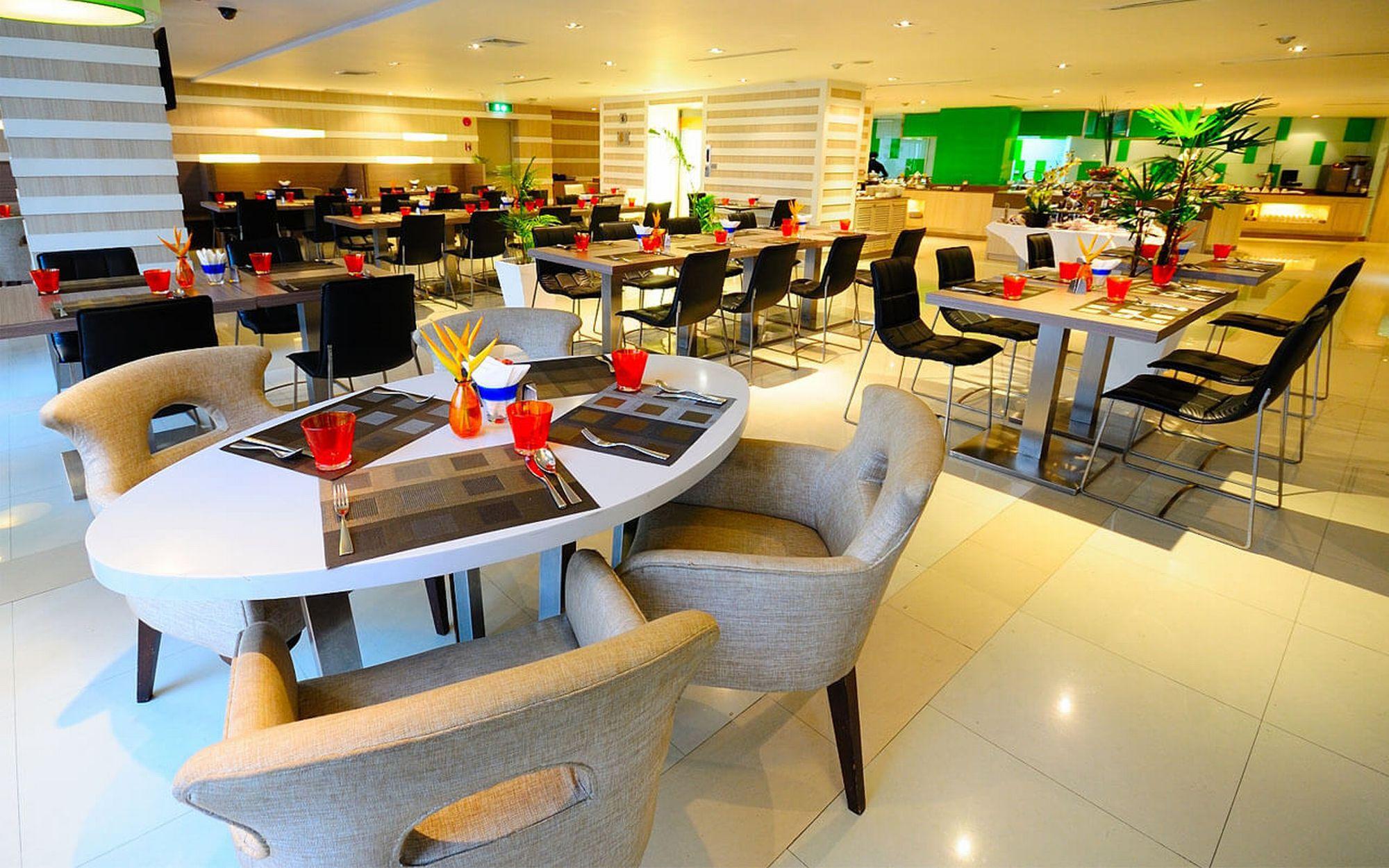 Hilton Garden Inn Bangkok Silom מראה חיצוני תמונה
