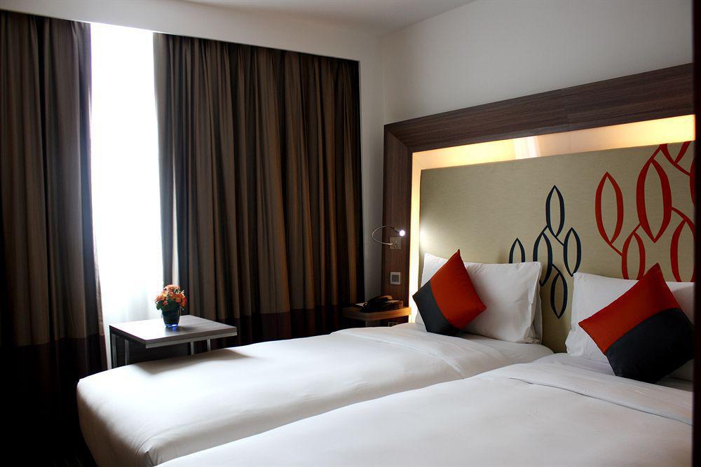 Hilton Garden Inn Bangkok Silom מראה חיצוני תמונה